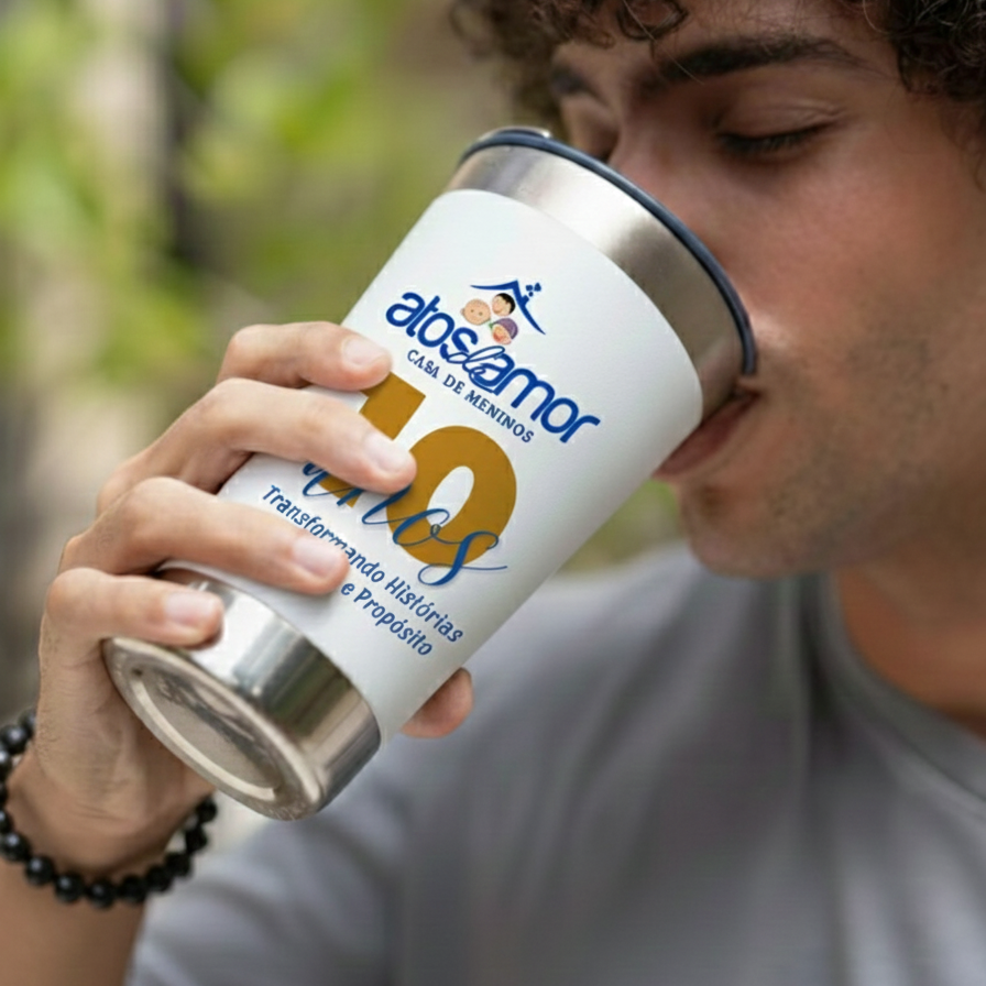 Nome do produto: Caneca Térmica Comemorativa – 10 Anos da Casa de Meninos Atos de Amor
