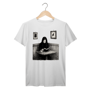 Nome do produto Camiseta Surian Troff Menina lendo no Café Algodão Prime