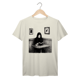 Nome do produto Camiseta Surian Troff Menina lendo no Café Algodão Prime