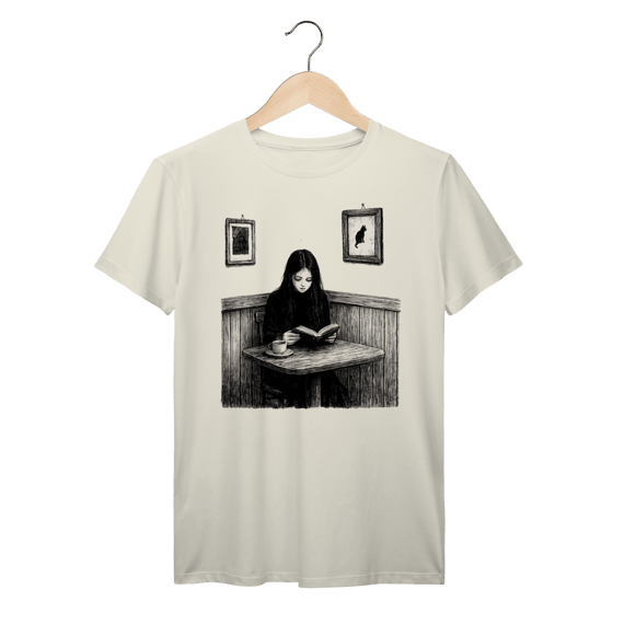 Camiseta Surian Troff Menina lendo no Café Algodão Prime