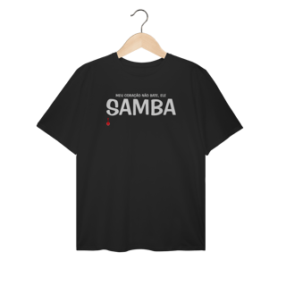 Camiseta Plus Size Meu Coração Não Bate, Ele Samba
