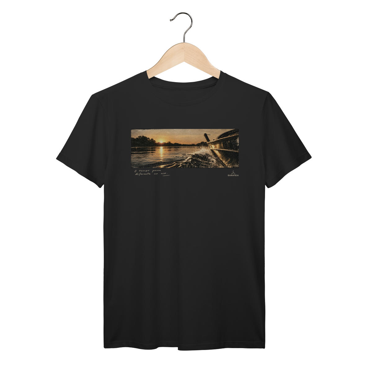 Nome do produto: O Tempo do Rio — T-Shirt Prime GARATEIA