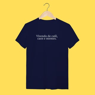 Nome do produto Camiseta Vivendo de café ,caos e memes