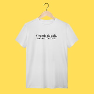 Nome do produto Camiseta Vivendo de café ,caos e memes