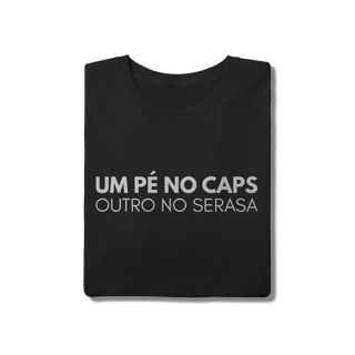 Nome do produto Camiseta um pé no caps outro no serasa