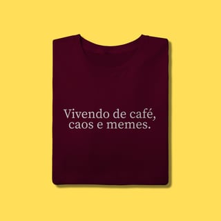 Nome do produto Camiseta Vivendo de café ,caos e memes