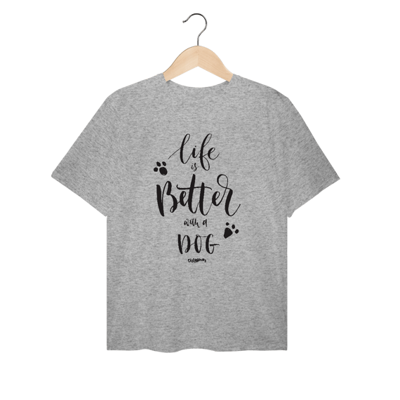Camiseta Plus Size Life is Better With a Dog
