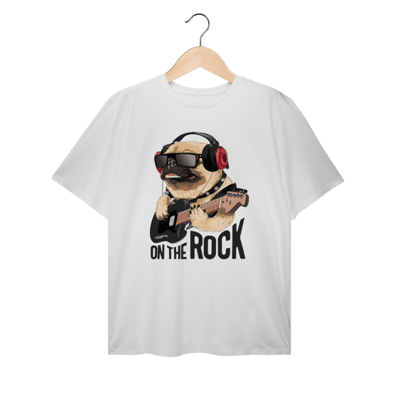 Camiseta Plus Size Pug On The Rock