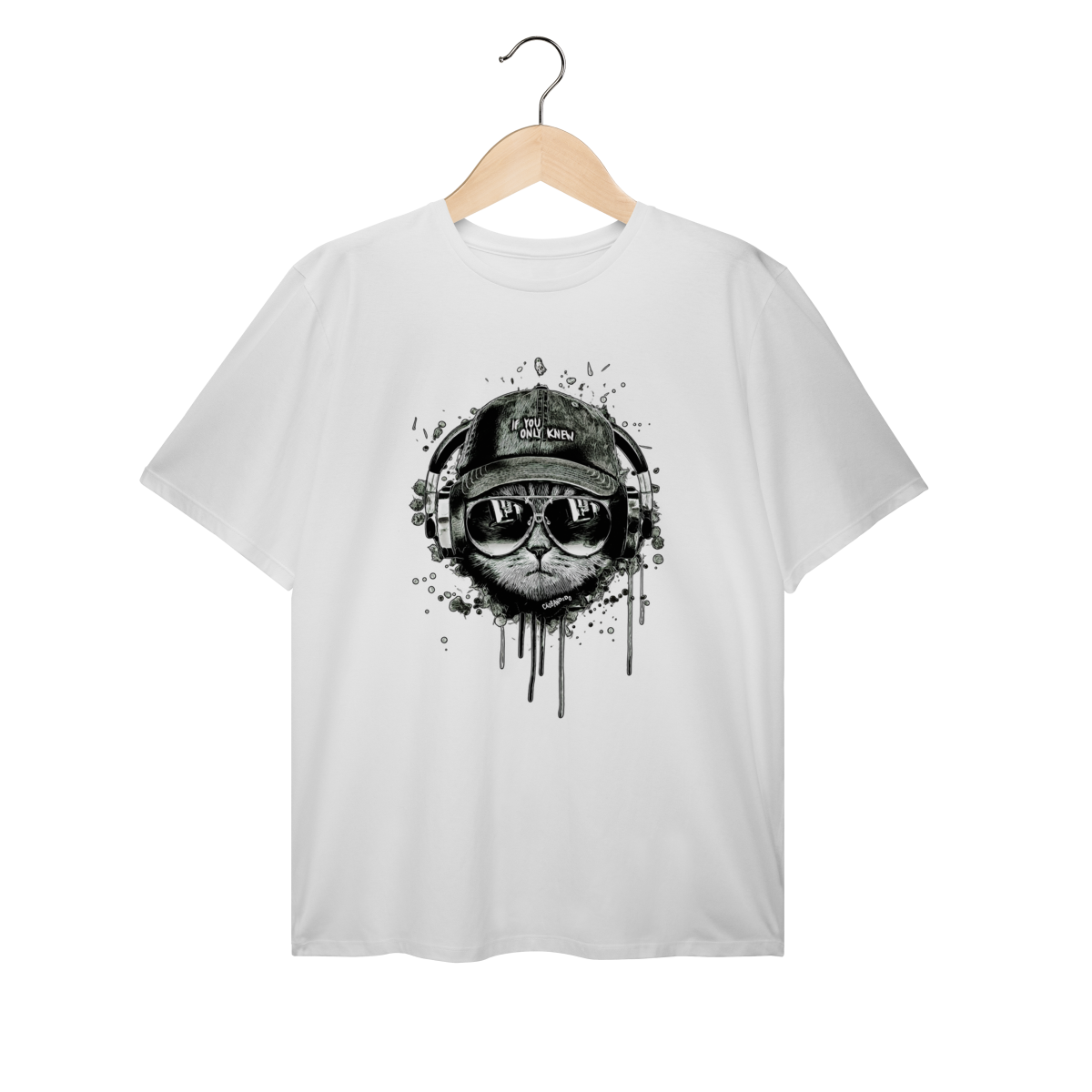 Camiseta Plus Size Gato Ouvindo Música de Boné e Óculos