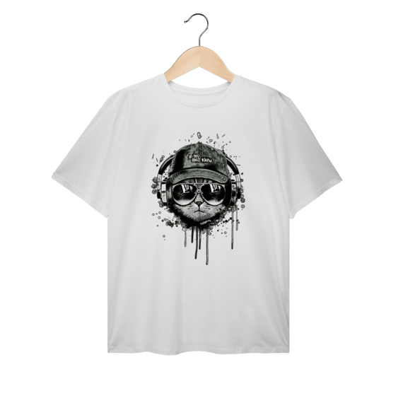 Camiseta Plus Size Gato Ouvindo Música de Boné e Óculos