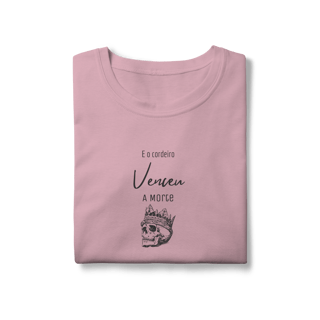 Nome do produto Camiseta - E o Cordeiro Venceu a Morte (Feminina)