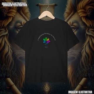 Nome do produtoT-Shirt Plus Size A Esperança Floresce no Escuro (Isaias 35:1,2)