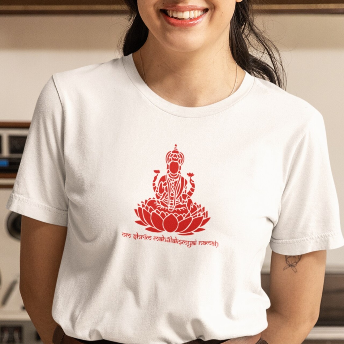 Camiseta de Yoga – Lakshmi Shakti Prosperidade Divina Tradicional