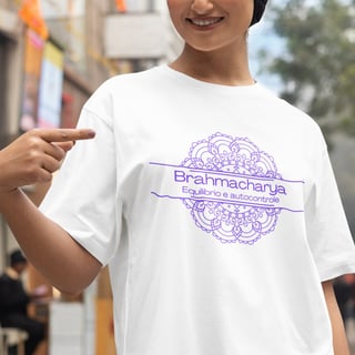 Nome do produto Camiseta Yoga Oversized Brahmacharya, Foque no Essencial 