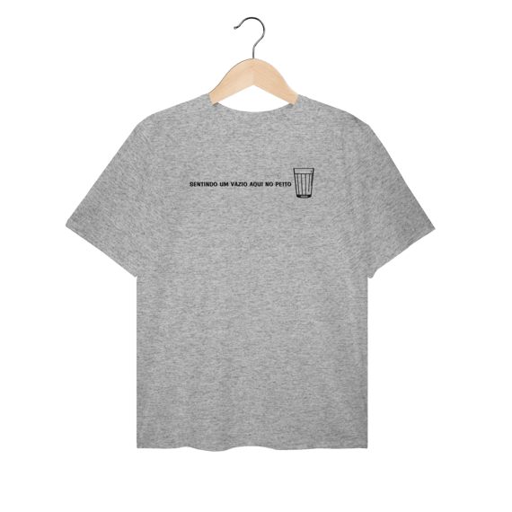Camiseta Plus Size Sentindo um Vazio Aqui no Peito