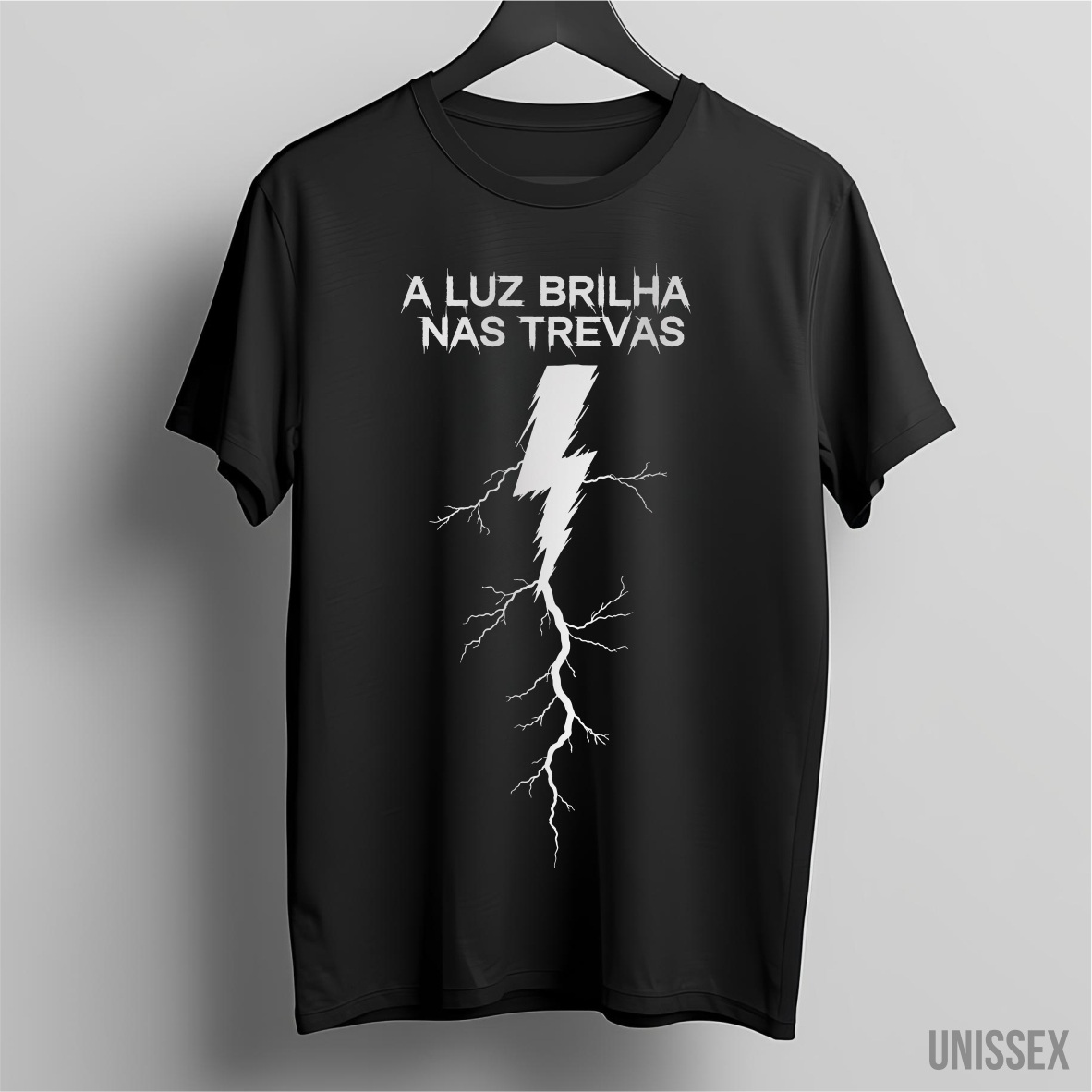 Nome do produto: Camiseta Unissex - A Luz Brilha nas Trevas