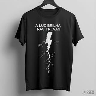 Camiseta Unissex - A Luz Brilha nas Trevas