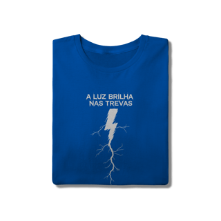 Nome do produto Camiseta Unissex - A Luz Brilha nas Trevas