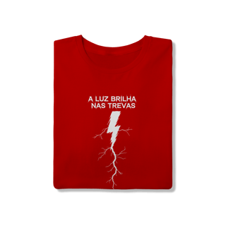 Nome do produto Camiseta Unissex - A Luz Brilha nas Trevas
