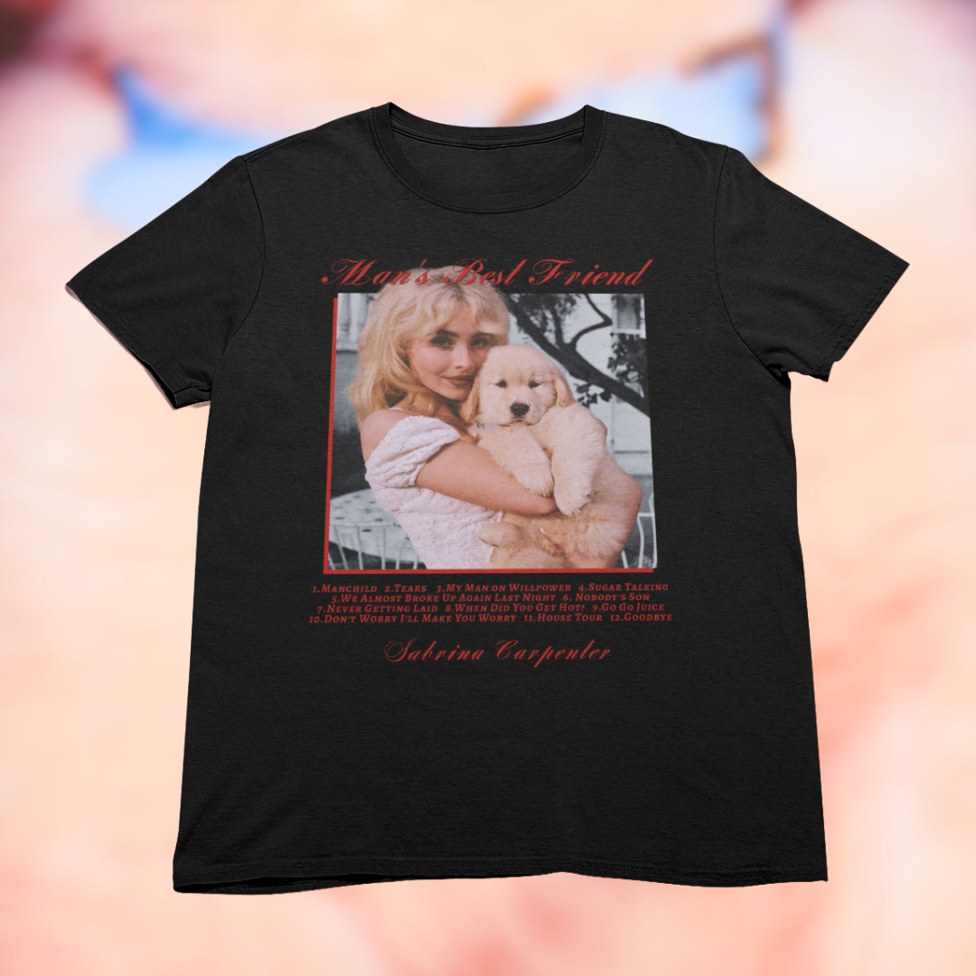 Nome do produto: Camiseta - Mans Best Friend red - Sabrina Carpenter