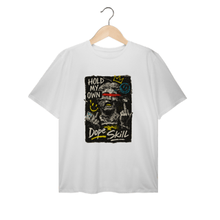 Nome do produto Camiseta Plus Size Hold My Own – Estampa com Colagem Urbana e Atitude | OxVibe Streetwear