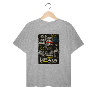 Nome do produto Camiseta Plus Size Hold My Own – Estampa com Colagem Urbana e Atitude | OxVibe Streetwear