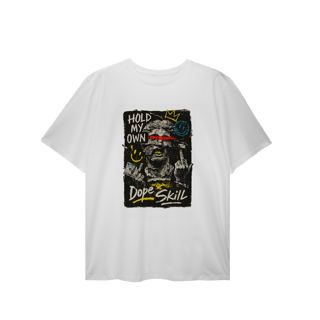 Nome do produto Camiseta Plus Size Hold My Own – Estampa com Colagem Urbana e Atitude | OxVibe Streetwear