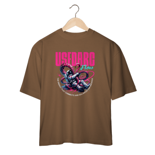 Nome do produto Camiseta USEDARC Flow – Astronauta Neon & Tentáculos Cósmicos