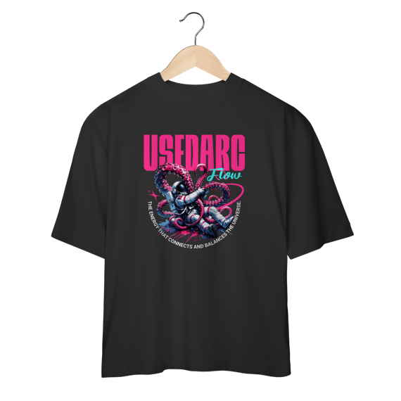 Camiseta USEDARC Flow – Astronauta Neon & Tentáculos Cósmicos
