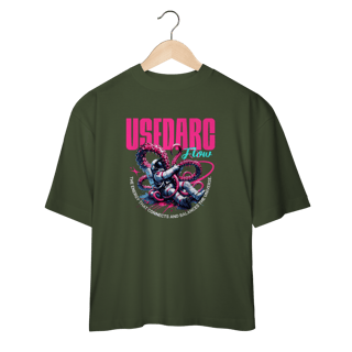 Nome do produto Camiseta USEDARC Flow – Astronauta Neon & Tentáculos Cósmicos