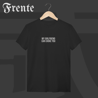 Camiseta T-shirt - My girlfriend can choke you | Arte no peito