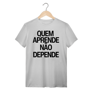 Nome do produto Camiseta Unissex - QUEM APRENDE NÃO DEPENDE