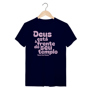 Nome do produto Deus está a Frente do seu Templo - Camiseta Clássica
