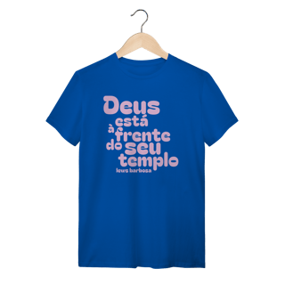 Nome do produto Deus está a Frente do seu Templo - Camiseta Clássica