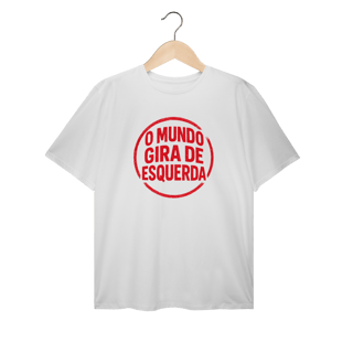 Nome do produto O Mundo Gira de Esquerda - Camiseta Plus Size