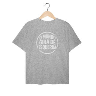 Nome do produto O Mundo Gira de Esquerda - Camiseta Plus Size