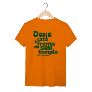 Nome do produto Deus está a Frente do seu Templo - Camiseta Clássica