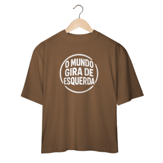 Nome do produto O Mundo Gira de Esquerda - Camiseta Oversized