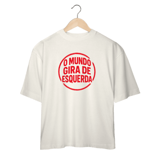 Nome do produto O Mundo Gira de Esquerda - Camiseta Oversized