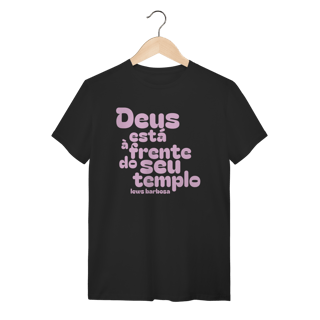 Nome do produto Deus está a Frente do seu Templo - Camiseta Clássica