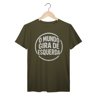 Nome do produto O Mundo Gira de Esquerda - Camiseta Premium