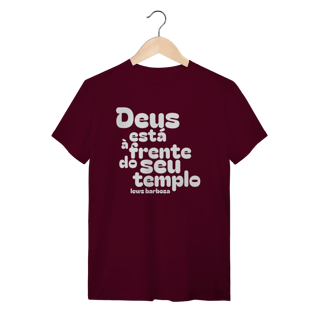 Nome do produto Deus está a Frente do seu Templo - Camiseta Clássica