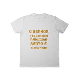 Camiseta Unissex T-Shirt Classic - O Senhor fez em mim maravilhas, Santo é seu nome