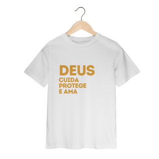 Nome do produto  Camiseta Classic Infantil - Deus cuida, protege e ama