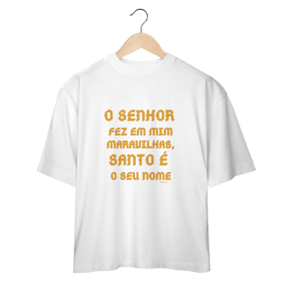 Nome do produto Camiseta Oversized - O Senhor fez em mim maravilhas, Santo é seu nome