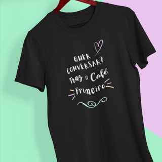 Nome do produto Camiseta Unissex: Quer conversar? Traz o Café Primeiro, 