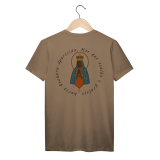 Nome do produto T-Shirt Prime – Nossa Senhora Aparecida (Emblema na Frente + Estampa Grande nas Costas)