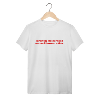 Nome do produto surviving motherhood one meltdown at a time (camiseta)