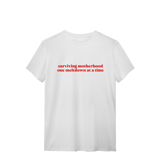 Nome do produto surviving motherhood one meltdown at a time (camiseta)