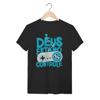 Camiseta Cristã Gamer Deus está no Controle - Geek/Retrô
